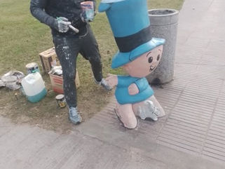PEHUAJÓ: SE TRABAJA EN LA REPARACIÓN DE "HIJITUS" UBICADO EN EL PARQUE SAN MARTÍN