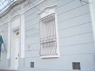 PRÓXIMA A CUMPLIR LOS 90 AÑOS DE TRAYECTORIA EN LA COMUNIDAD, SE AVANZA EN LA PUESTA EN VALOR DEL EDIFICIO DE LA ESCUELA MUNICIPAL