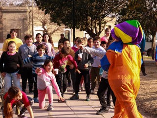 LAS Y LOS NIÑOS DE COLONIA SERÉ ELIGIERON LOS NUEVOS JUEGOS PARA SU PARQUE
