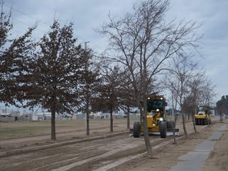 EL MUNICIPIO COMENZÓ CON LOS TRABAJOS DE ENTOSCADO PARA EL FUTURO ASFALTO EN EL PARQUE LINEAL EN LA AMPLIACIÓN URBANA