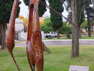 TRENQUE LAUQUEN: EL ARTISTA PLÁSTICO “PALI” LUNA RESTAURÓ SU ESCULTURA “LOS HIJOS DEL VIENTO” EMPLAZADA EN EL PARQUE MUNICIPAL