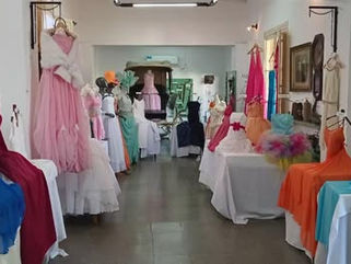 “SUEÑOS DE MUJER”: EN EL MUSEO DEL AGRO DE BERUTI QUEDÓ INAUGURADA UNA MUESTRA DE VESTIDOS DE 15 AÑOS Y EGRESADAS