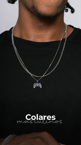 homem usando corrente em aço grummet e corrente veneziana em aço inox com pingente em formato de controle de video game