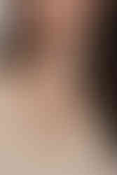 Jéssica Pedroso usando um conjunto de joias em aço inox com pingente de laço orgânico