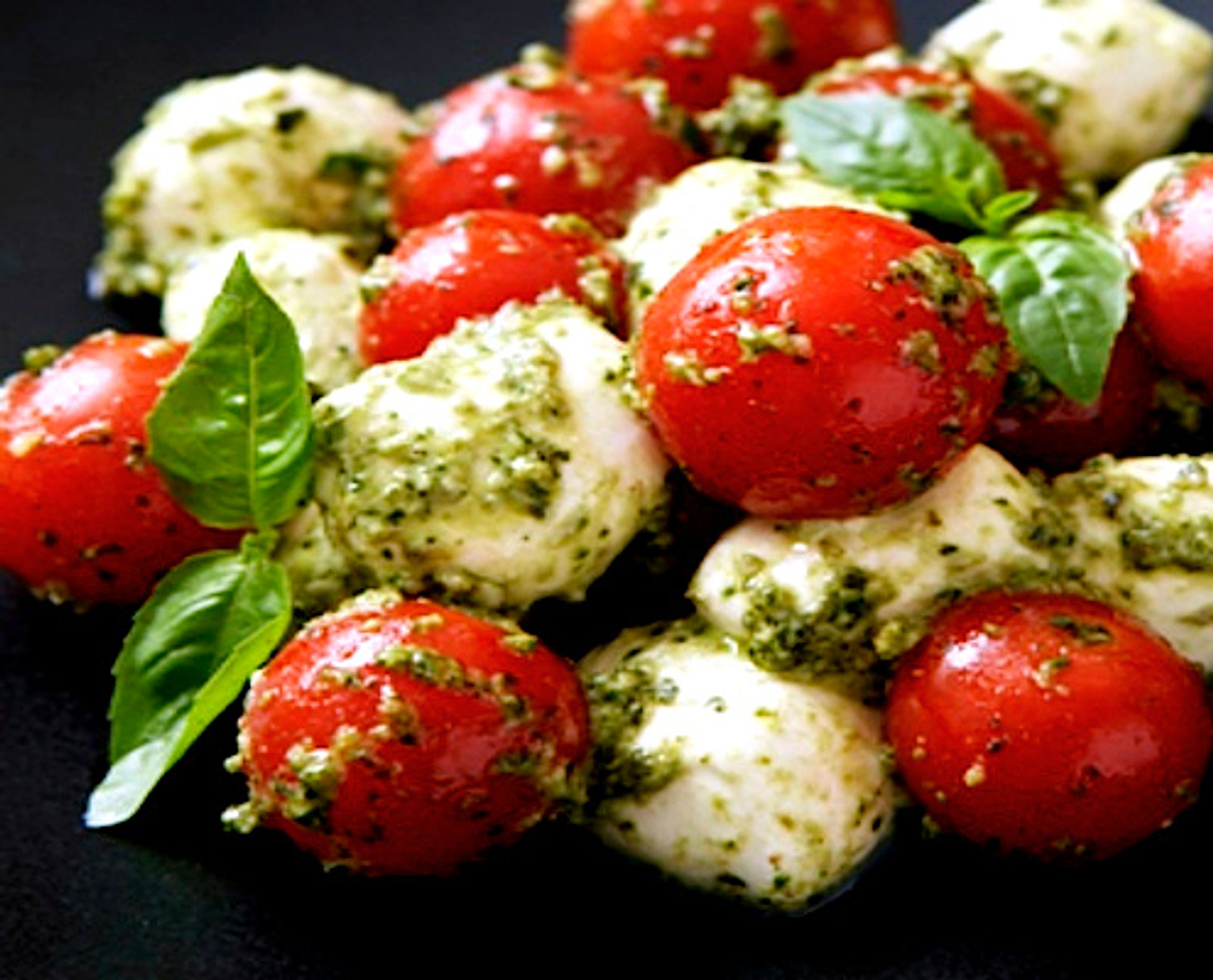 Моцарелла с помидорами и песто. Капрезе с песто и моцареллой. Моцарелла с помидорами и соусом песто. Помидоры капрезе. Моцарелла с песто рецепт.