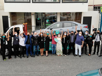 Sicoob UniMais Mantiqueira entrega um Corolla 0km para cooperado da agência de Pindamonhangaba, SP