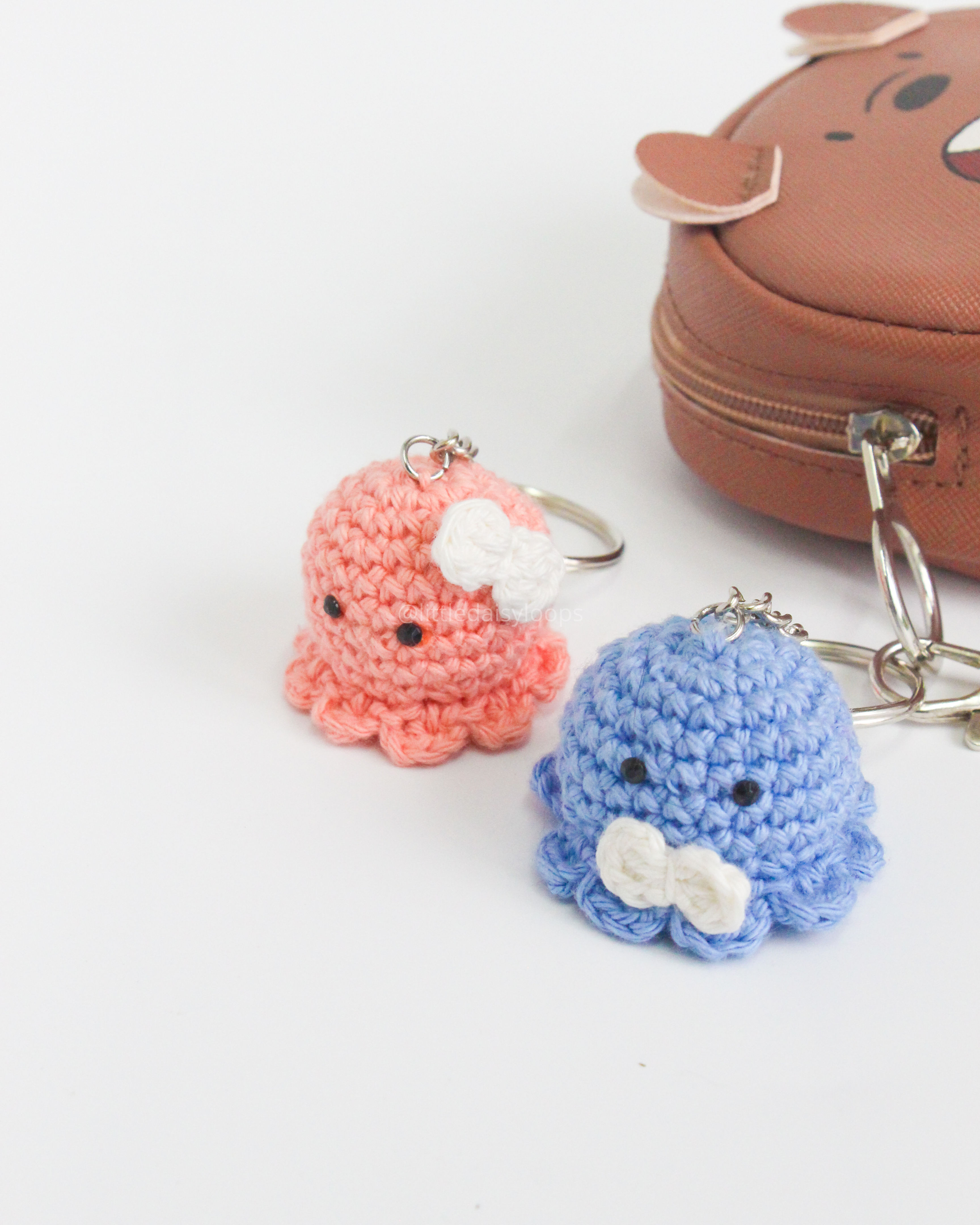 Handmade couple octopus crochet keychain in colorful cotton yarn, perfect gift for couples and friends.