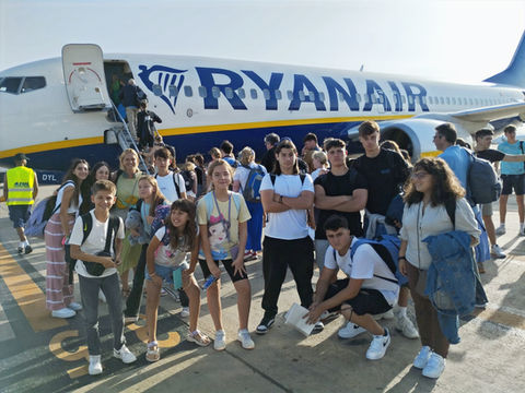 Estudiantes con Paola en vuelo a Irlanda