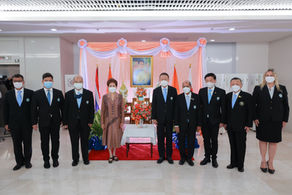 สนั่น อังอุบลกุล ประธานกรรมการหอการค้าไทย และสภาหอการค้าแห่งประเทศไทย พร้อมด้วยคณะกรรมการลงนามถวายพร