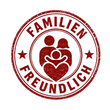 Roter Stempel mit der Symbolik: Familienfreundliche Zaubershow von Cardamon für Kinder, Erwachsene und Senioren.