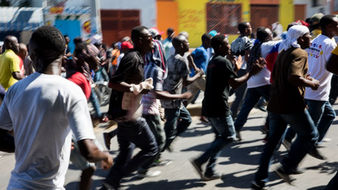 Milhares de haitianos saem às ruas de Porto Príncipe para exigir o fim da violência