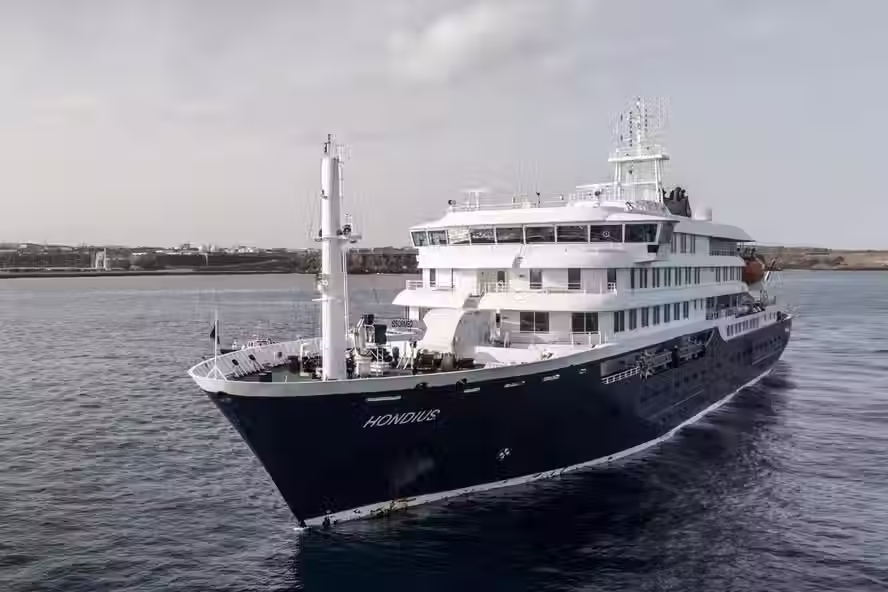 O navio MV Hondius saiu de Ushuaia, Argentina, em 1º de abril e permanece fundeado próximo a Cabo Verde