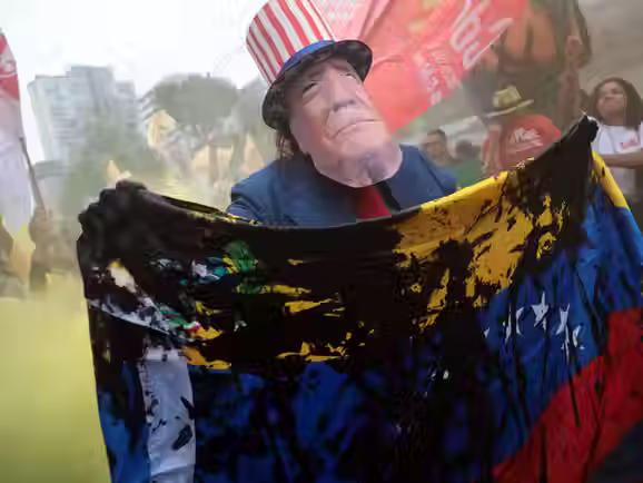 Milhares protestam enquanto Trump e outros líderes mundiais se preparam para se reunir na cúpula do G7