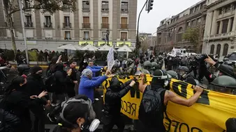 Estudantes chilenos denunciam repressão policial durante greve nacional contra os cortes sociais de Kast