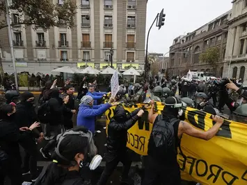 Estudantes chilenos denunciam repressão policial durante greve nacional contra os cortes sociais de Kast
