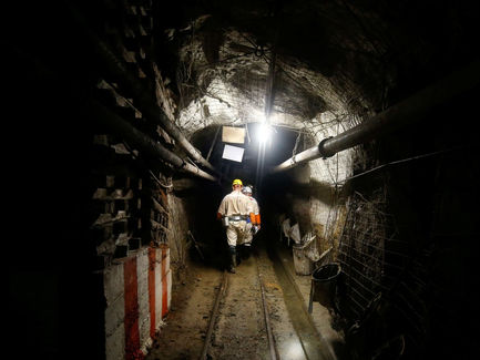 Tragédia em mina sul-africana mais de 100 garimpeiros ilegais podem estar mortos em Stilfontein; Operação de resgate já recuperou 60 corpos