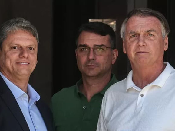 Tarcísio tenta ser herdeiro de Bolsonaro sem deixar de ser seu aliado