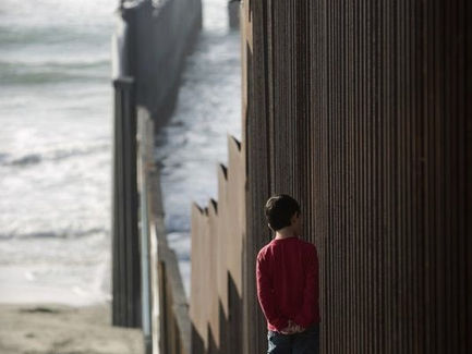 EUA iniciam deportações em massa de imigrantes indocumentados, diz Casa Branca