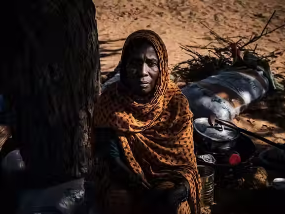 Fugindo de Darfur: Mães enfrentam a fome sob árvores no Chade