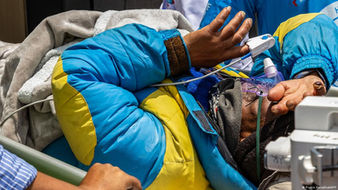 Sherpa é encontrado com vida no Monte Everest após seis dias desaparecido.