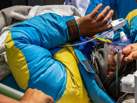 Sherpa é encontrado com vida no Monte Everest após seis dias desaparecido.
