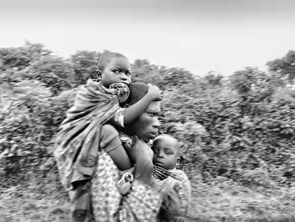 Crise na RD Congo obriga refugiados a nadar até o Burundi para salvar suas vidas