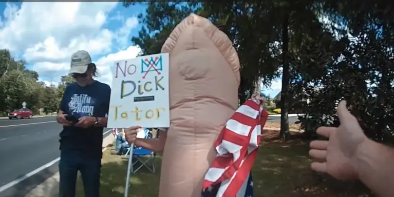 Renea Gamble em um protesto do No Kings sendo abordada pelo cabo Andrew Babb, da polícia de Fairhope, em Fairhope, Alabama, em 18 de outubro de 2025. | ARQUIVO