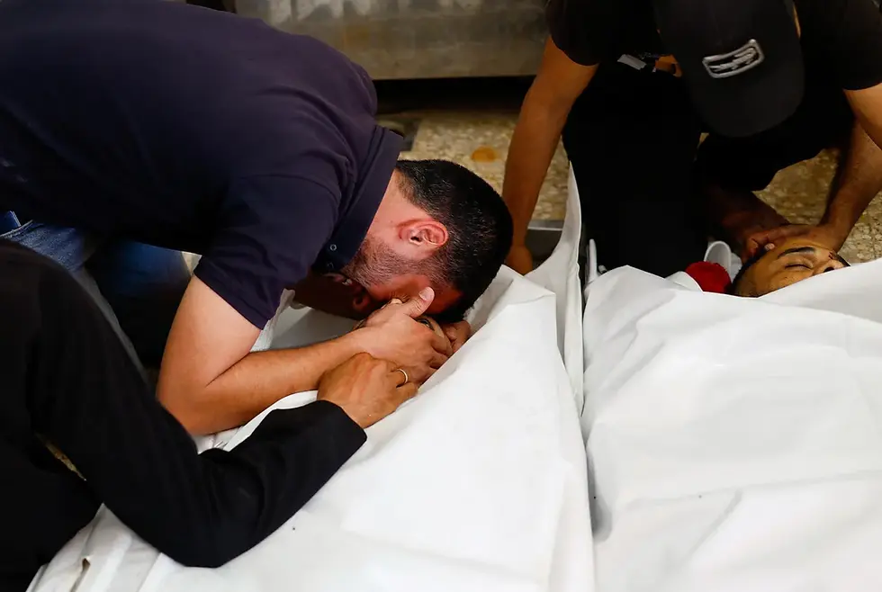Um participante do funeral reage durante uma cerimônia no Hospital dos Mártires de Al-Aqsa, em Deir al-Balah, Gaza, em 3 de junho de 2026. | Reuters