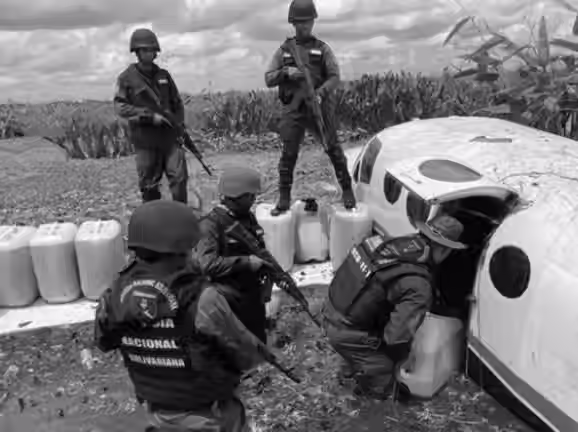 Venezuela anuncia derrubada de avião e captura de mercenários em meio a tensão com EUA