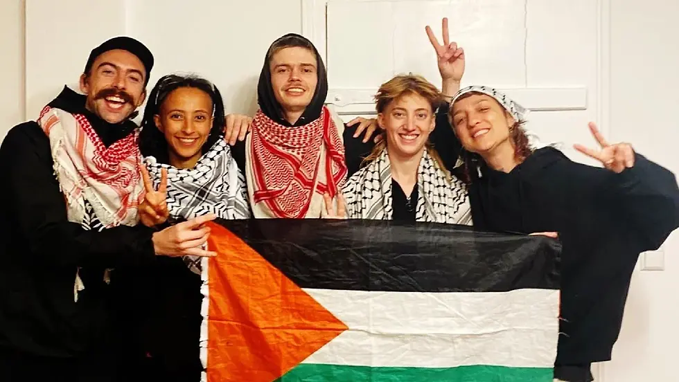 Os 'Ulm Five', da esquerda para a direita: Daniel Tatlow-Devally, Zo Hailu, Crow Tricks, Vi Kovarbasic e Leandra Rollo | ARQUIVO