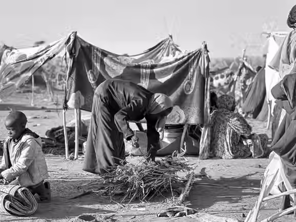 Sudão sitiado: campo em Darfur abriga meio milhão de seres humanos que sobrevivem entre fome, deslocamento e abandono internacional
