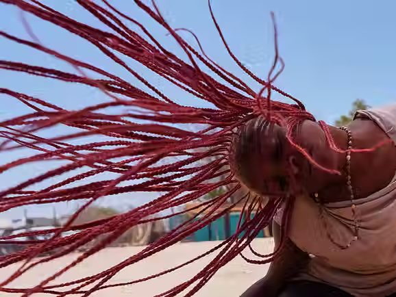 Aldeia senegalesa explode em cores para a Bienal de Dança Africana