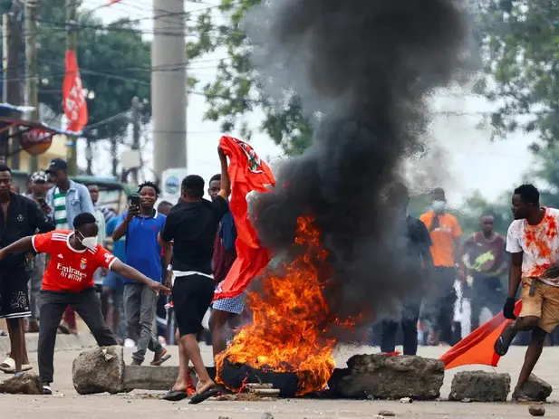 Protestos em Moçambique se intensificam, com enfrentamentos e bloqueios nas ruas