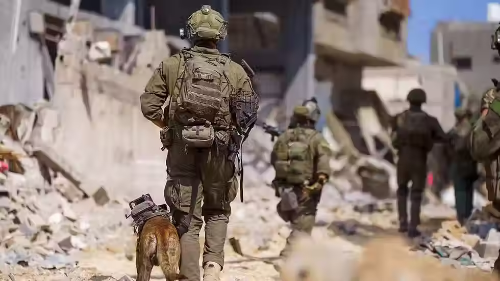 Esta imagem divulgada pelo exército israelense em 18 de maio de 2024 mostra soldados israelenses durante operações militares na Faixa de Gaza (Exército de Israel/AFP)