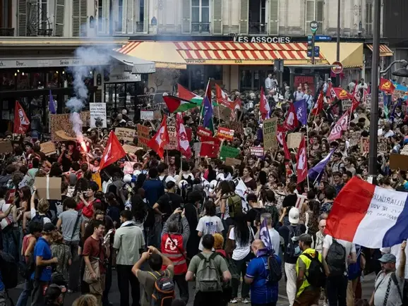 Protestos estudantis crescem na França com centenas de escolas fechadas