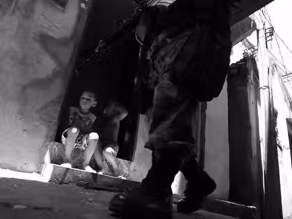 Documentário “Cheiro de Diesel” denuncia militarização contínua nas favelas do Rio