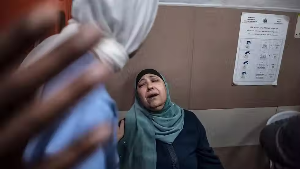A mãe de um palestino morto por um colono israelense na aldeia de al-Mughayyir, a nordeste de Ramallah, na Cisjordânia ocupada, lamenta a perda em um hospital em Ramallah em 21 de abril de 2026 (Marco Longari/AFP).