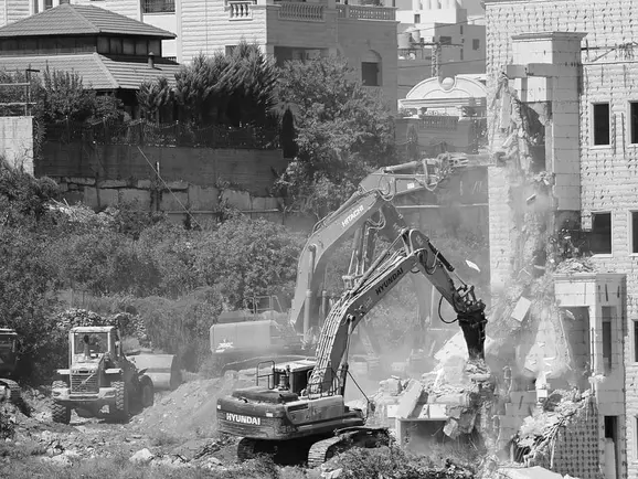 Forças israelenses emitiram dois avisos de demolição para duas residências palestinas em Nablus