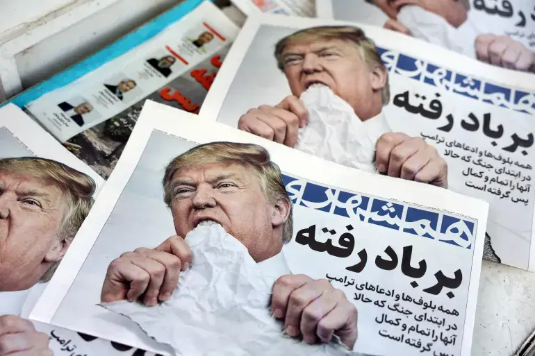 Exemplares do jornal diário iraniano Hamshahri, com uma imagem do presidente dos EUA e a manchete "E o vento levou", são exibidos em uma banca de jornal em Teerã | AFP