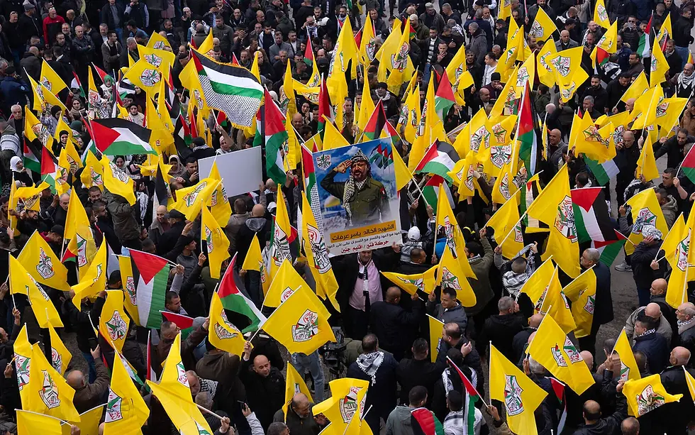 Palestinos seguram bandeiras amarelas do movimento Fatah enquanto protestam em apoio às forças de segurança palestinas no campo de refugiados de Jenin, no norte da Cisjordânia, em 29 de dezembro de 2024. (Foto AP/Majdi Mohammed)