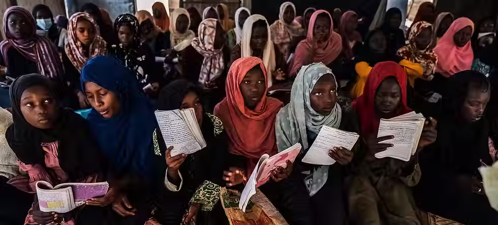 Pnud/Giles Clarke Crianças deslocadas frequentam aulas em um centro de aprendizagem apoiado pelo Unicef em Kassala, no leste do Sudão