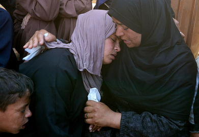 Paramédico e criança estão entre os seis mortos em ataques israelenses na Faixa de Gaza
