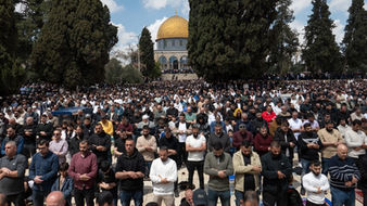 Palestinos lotam a Mesquita de Al-Aqsa para realizar suas primeiras orações de sexta-feira após cinco semanas de restrições