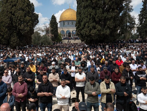 Palestinos lotam a Mesquita de Al-Aqsa para realizar suas primeiras orações de sexta-feira após cinco semanas de restrições