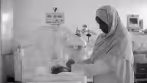 Médicos sudaneses constroem hospital no exílio e desafiam a guerra com saúde popular no Uganda