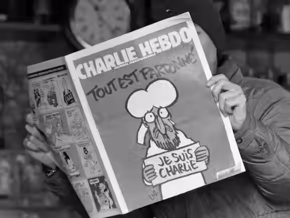 Este comentário da UJFP constitui uma crítica política direta ao jornal Charlie Hebdo e ao papel que ele passou a desempenhar no debate público francês
