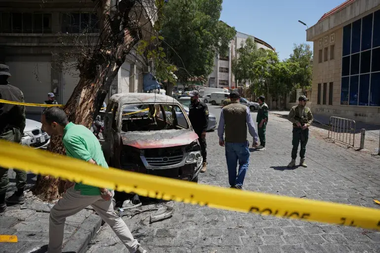 Agentes de segurança sírios inspecionam um veículo incendiado perto do Hotel Four Seasons, após duas explosões terem atingido a área mais cedo, enquanto o presidente sírio, Ahmed al-Sharaa, se reunia com o presidente francês, Emmanuel Macron, no palácio presidencial, em Damasco, Síria, em 7 de julho [Foto de Omar Albam/AP].