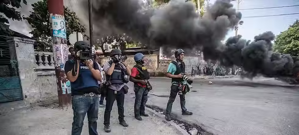 Jornalistas haitianos e estrangeiros documentam os distúrbios em Porto Príncipe, Haiti - Arquivo