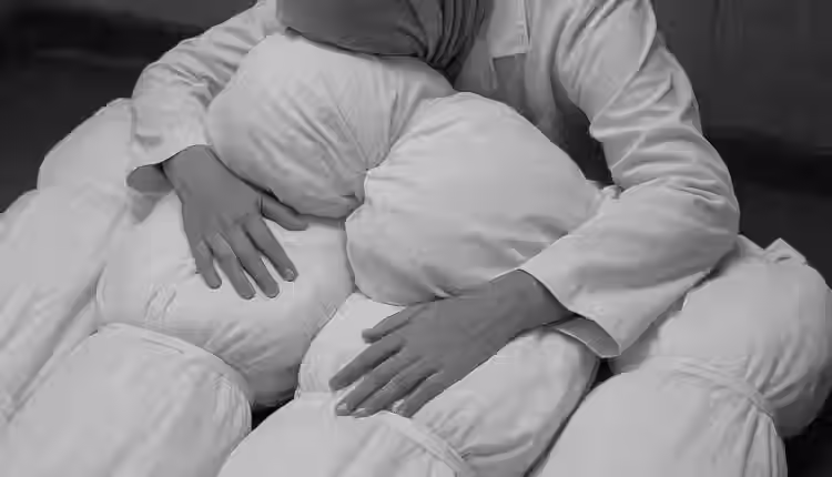 A Dra. Alaa al-Najjar, pediatra em Gaza, recebe os corpos carbonizados de nove de seus 10 filhos durante o serviço. Palestina.