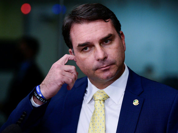 "Flávio Bolsonaro ‘perdeu a chance’ de vencer Lula" afirma Caiado